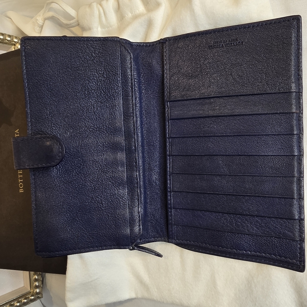 Bottega Veneta Black and Cream Crossbody Bag with Wallet - Picture 16 of 17